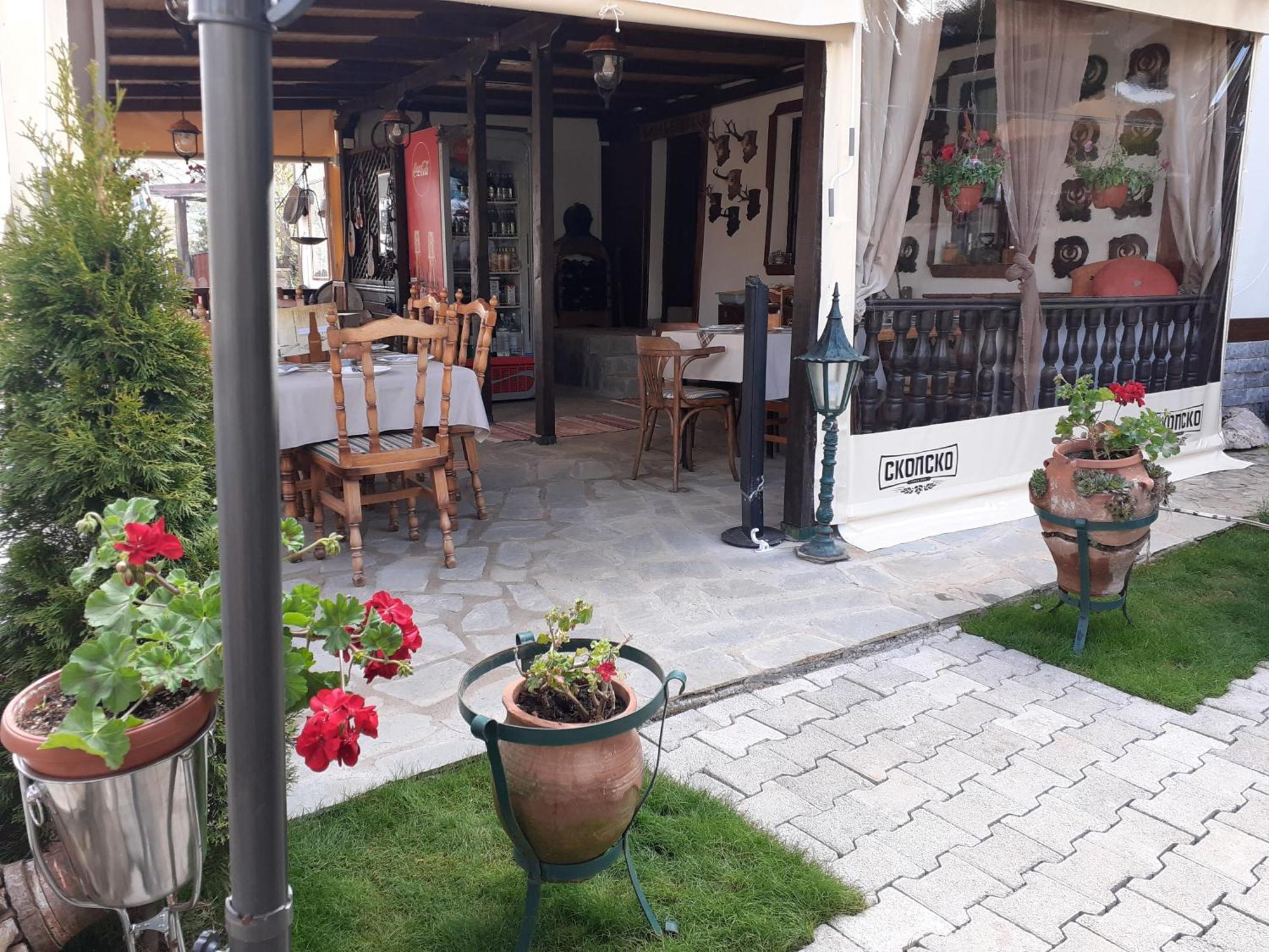 Restaurant And Apartments - T'Ga Za Jug Lazaropole Kültér fotó